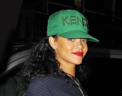 Рианна решила увеличить грудь