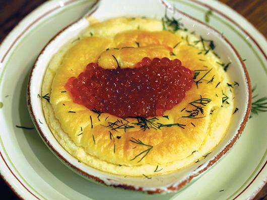 Сливочное суфле с красной икрой.