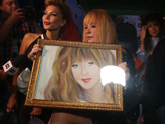 Алла Пугачева получила в подарок собственный портрет.
