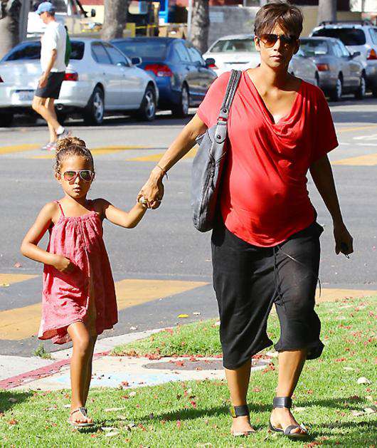 Холли Берри с дочкой. Фото: Rex Features/Fotodom.ru.