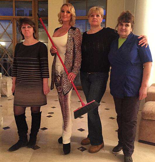 Анастасия Волочкова с женщинами из клининговой компании. Фото: Instagram.com/volochkova_art.