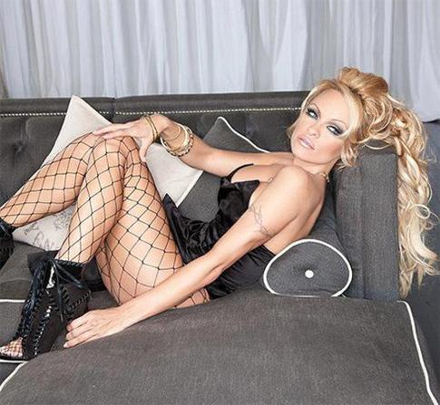 Памелу Андерсон засудили за пышный бюст