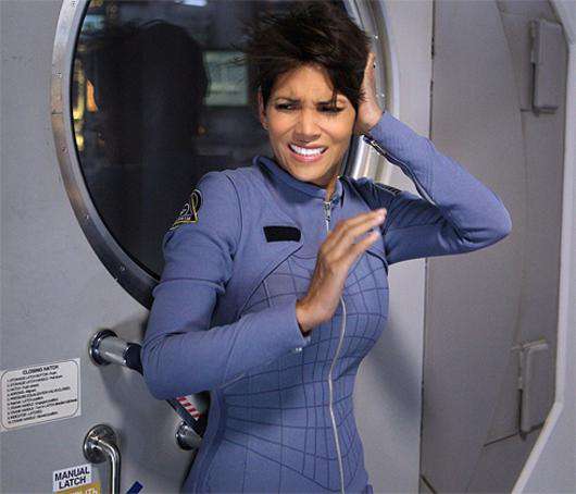 В сериале «За пределами» Хэлли Берри сыграла астронавта Молли Вудс. Фото: www.kinopoisk.ru.