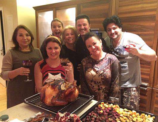 Анна Нетребко отметила День Благодарения с друзьями и женихом. Фото: Twitter.com/@AnnaNetrebko.