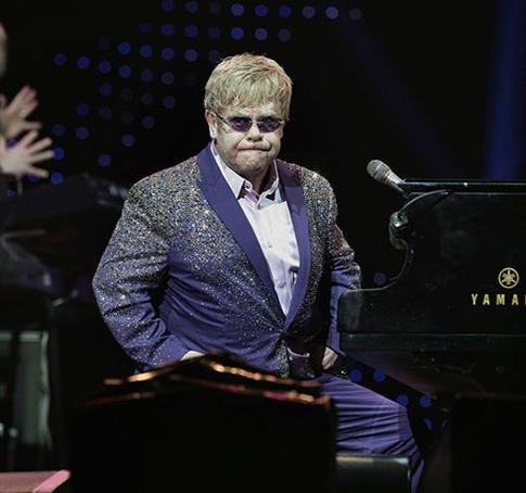 Элтон Джон назвал Мадонну стриптизершей