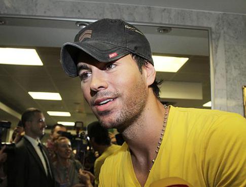 Энрике Иглесиас готовит для Анны Курниковой борщ