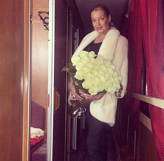 Анастасия Волочкова отправилась на гастроли с цветами. Фото: Instagram.com/volochkova_art.