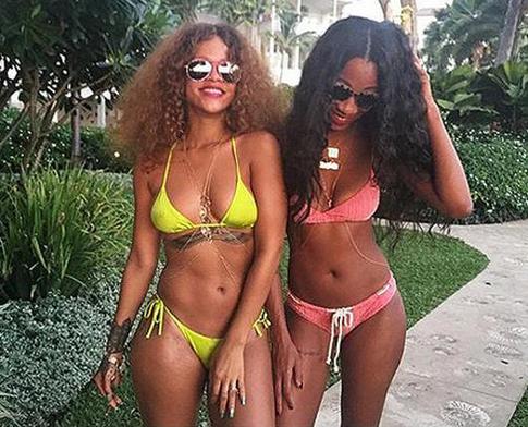 Рианна поделилась пикантным снимком