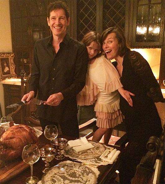 Мила Йовович с мужем и старшей дочерью. Фото: Instagram.com/millajovovich. 