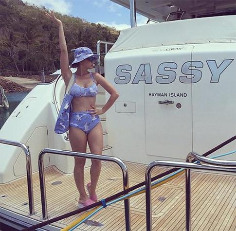 Кэти Перри выложила фото в бикини назло папарацци