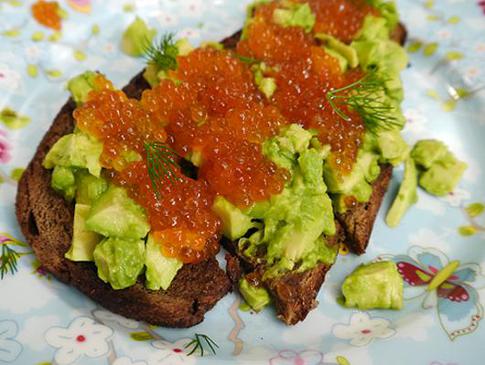 Тосты с авокадо и красной икрой