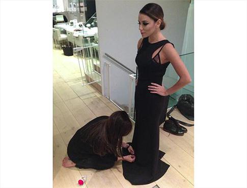 Ева Лонгория поставила Викторию Бекхэм на колени