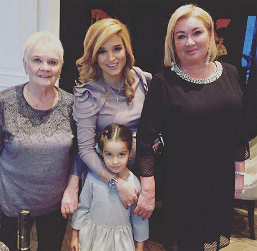 Ксения Бородина со своей мамой, дочерью и бабушкой. Фото: Instagram.com/borodylia.