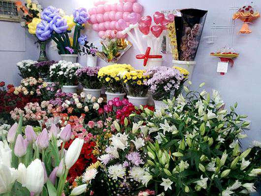 Праздничные букеты можно сделать и самостоятельно.