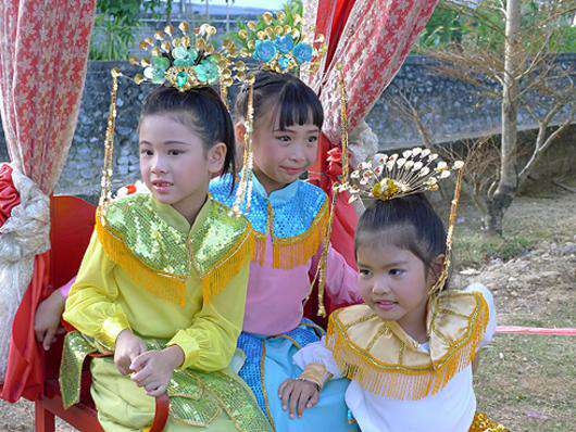 На каждом фестивале обязательно выступают юные артисты в национальных костюмах.
