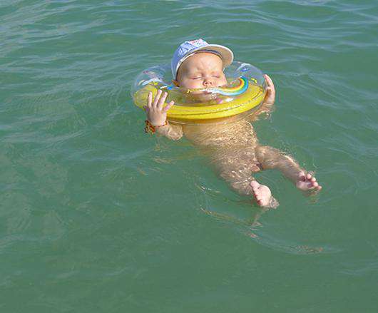 Первый заплыв в Андаманском море Стефан совершил в три месяца. Сначала, чтобы не наглотаться морской воды, он плавал со специальным кругом на шее...