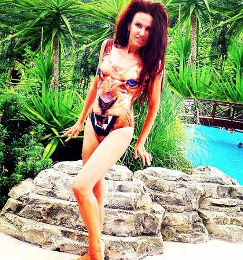 Звезды демонстрируют фигуры в купальниках