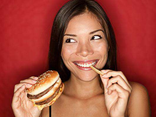 Есть правила, которые помогут перестать заедать стресс. Фото: Fotolia/PhotoXPress.ru.