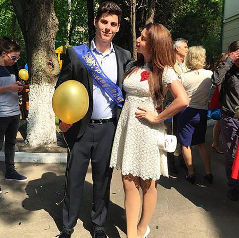 Сын Жасмин попрощался со школой