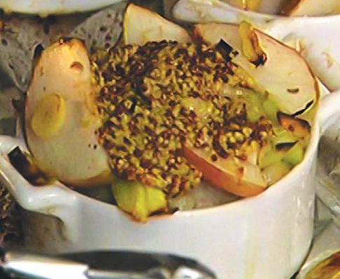 Купаты, запеченные с пореем и яблоками