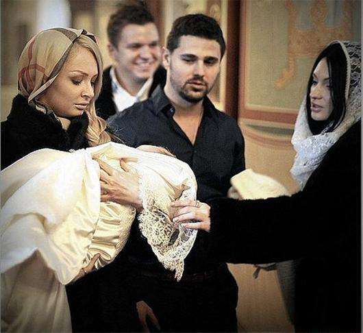 Дарья Пынзарь и Евгения Феофилактова на крестинах. Фото: Twitter.com.