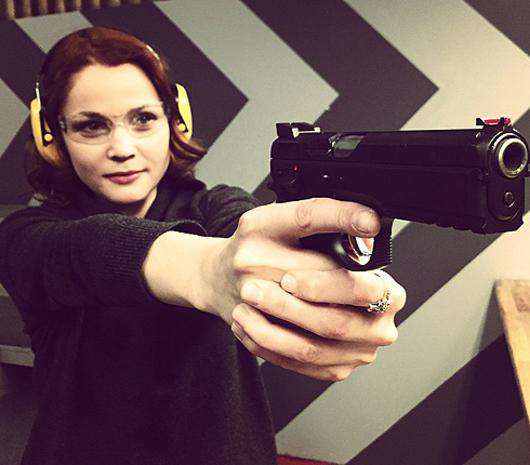 Екатерина Вуличенко научилась стрелять. Фото: Instagram.com.