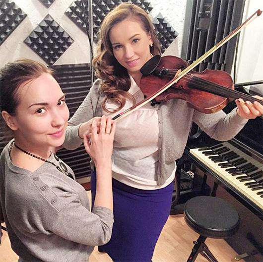 Анфиса Чехова учится играть на скрипке. Фото: Instagram.com/achekhova.