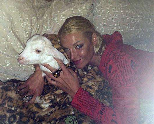 Анастасия Волочкова с козликом. Фото: Instagram.com.