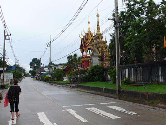 Чианг Конг на самой северной границе Таиланда - это одна центральная улочка с парочкой храмов.