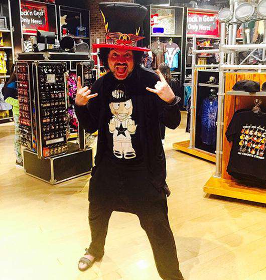 Филипп Киркоров с радостью примерил на себя образ рокера из Aerosmith. Фото: Instagram.com/fkirkorov.