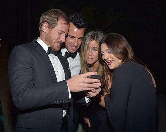 Дрю Бэрримор и ее супруг показывают фото дочери. Фото: www.kleo.ru.