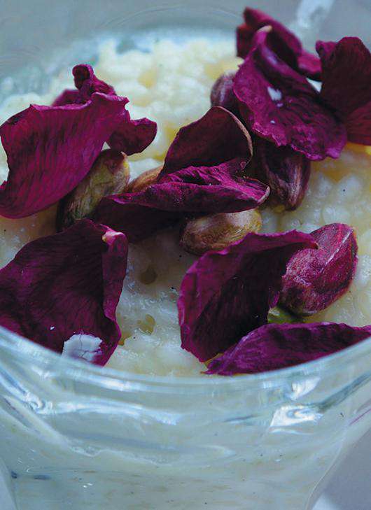 Молочно-рисовый десерт с фисташками и лепестками роз.