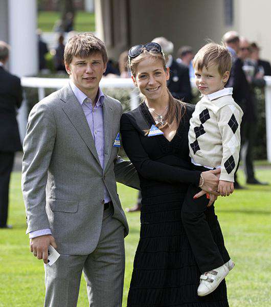 Андрей Аршавин с сыном Артемом и женой Юлией. Фото: Rex Features/Fotodom.ru. 