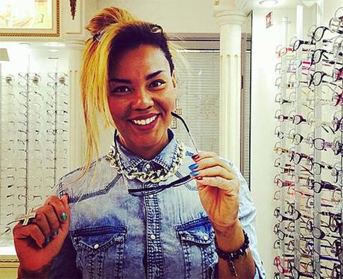 Корнелия Манго теряет зрение