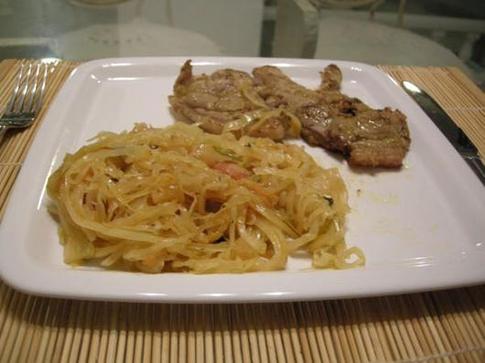 Жареная баранина с тушеной в белом вине капустой