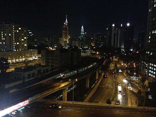 До недавних пор экспаты любили летать в Куала-Лумпур, чтобы и город посмотреть, и заодно сделать себе визу.