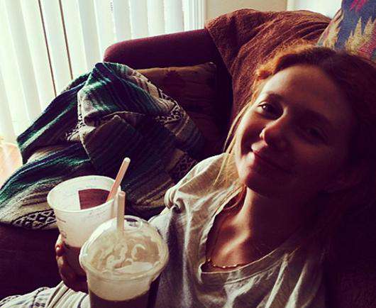 Лене Катиной очень нравится быть беременной. Теперь она позволяет себе любые лакомства. Фото: Instagram.com.
