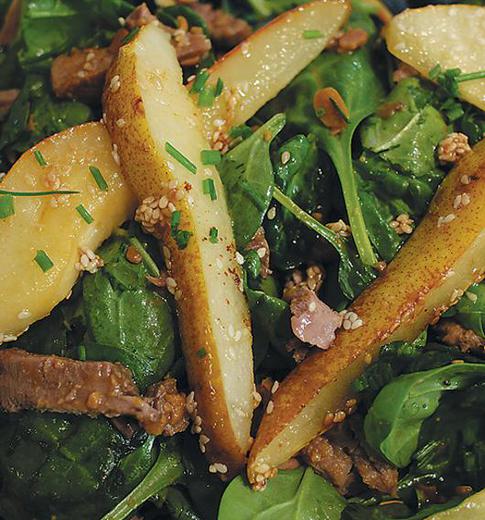 Японский салат с языком и карамелизированной грушей