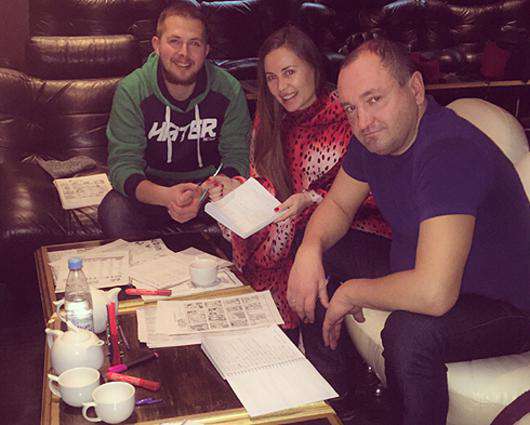 Юля Михалкова изучает английский язык вместе с коллегами. Фото: материалы пресс-служб.