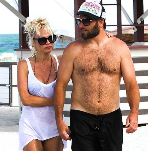 Памела Андерсон снова подала на развод