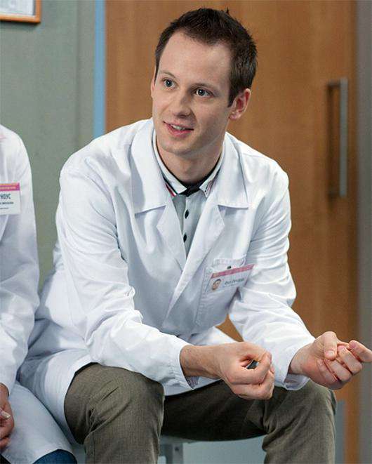 Один Байрон играет в Интернах роль ординатора Фила Ричардса. Кадр из сериала.