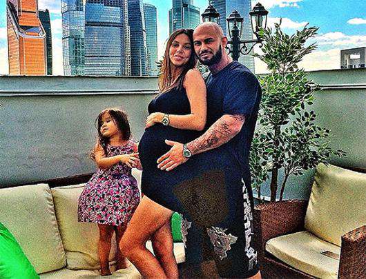 Джиган с женой и дочерью. Фото: Instagram.com (@iamgeegun).