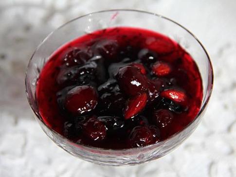 Варенье-ассорти из красных ягод с миндалем