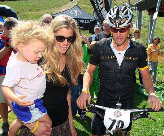Лэнс Армстронг с Анной Хэнсен и их дочерью. Фото: AP Images.