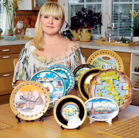 Маргарита Суханкина собирает декоративные тарелки