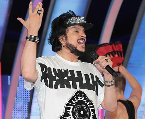 Филипп Киркоров носит в ухе кусок золота