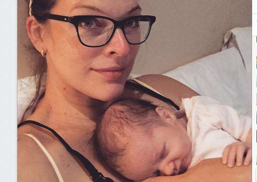 Актриса постоянно публикует снимки своей малышки, ведь ей так хочется поделиться своей радостью с окружающим миром. Фото: социальные сети