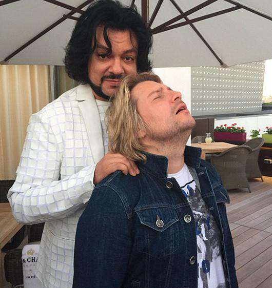 Филипп Киркоров делает массаж Николаю Баскову. Фото: Instagram.com/Kozhevnikovrmg.