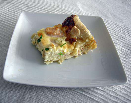 Киш из слоеного теста с семгой. Фото автора.