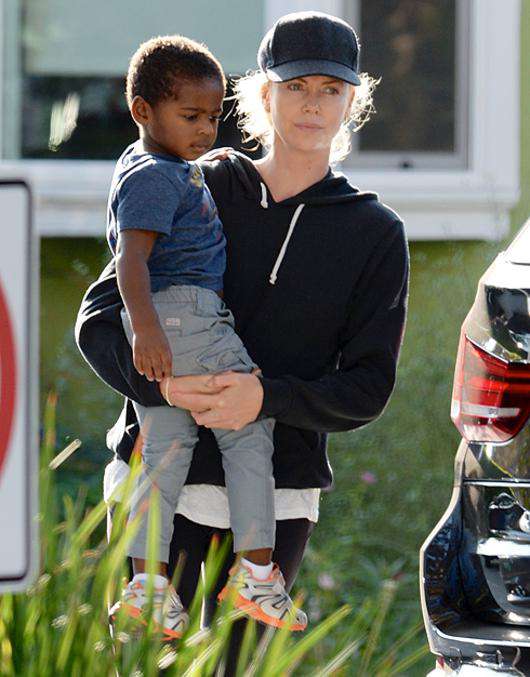 Шарлиз Терон с сыном. Фото: All Over Press.